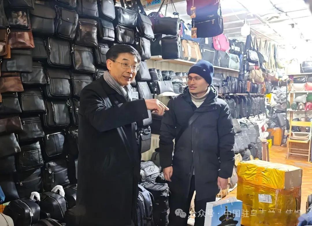 马升琨大使走访基辅特罗耶什奇纳市场网页链接2026年2月5日，马升琨大使走访乌克