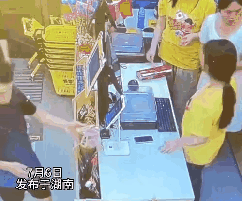 看样子这个女的不是泡面吃多了就是撕泡面盒子撕多了，习惯成自然了。
这该死的记忆，