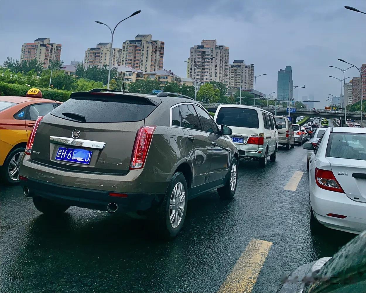 今天雨中爆堵的北京东三环，事故原因不大，一辆大巴熄火，路过时已经靠到路边，从十里