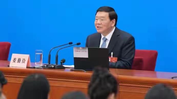 普罗大众的群生像，在一个五线小县城，多少人生活在其中，多少人感受到无奈？当然，我