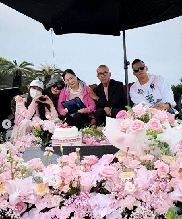 大S五十岁冥诞！小S晒照片，和妈妈还有姐夫具俊晔，在墓前庆生