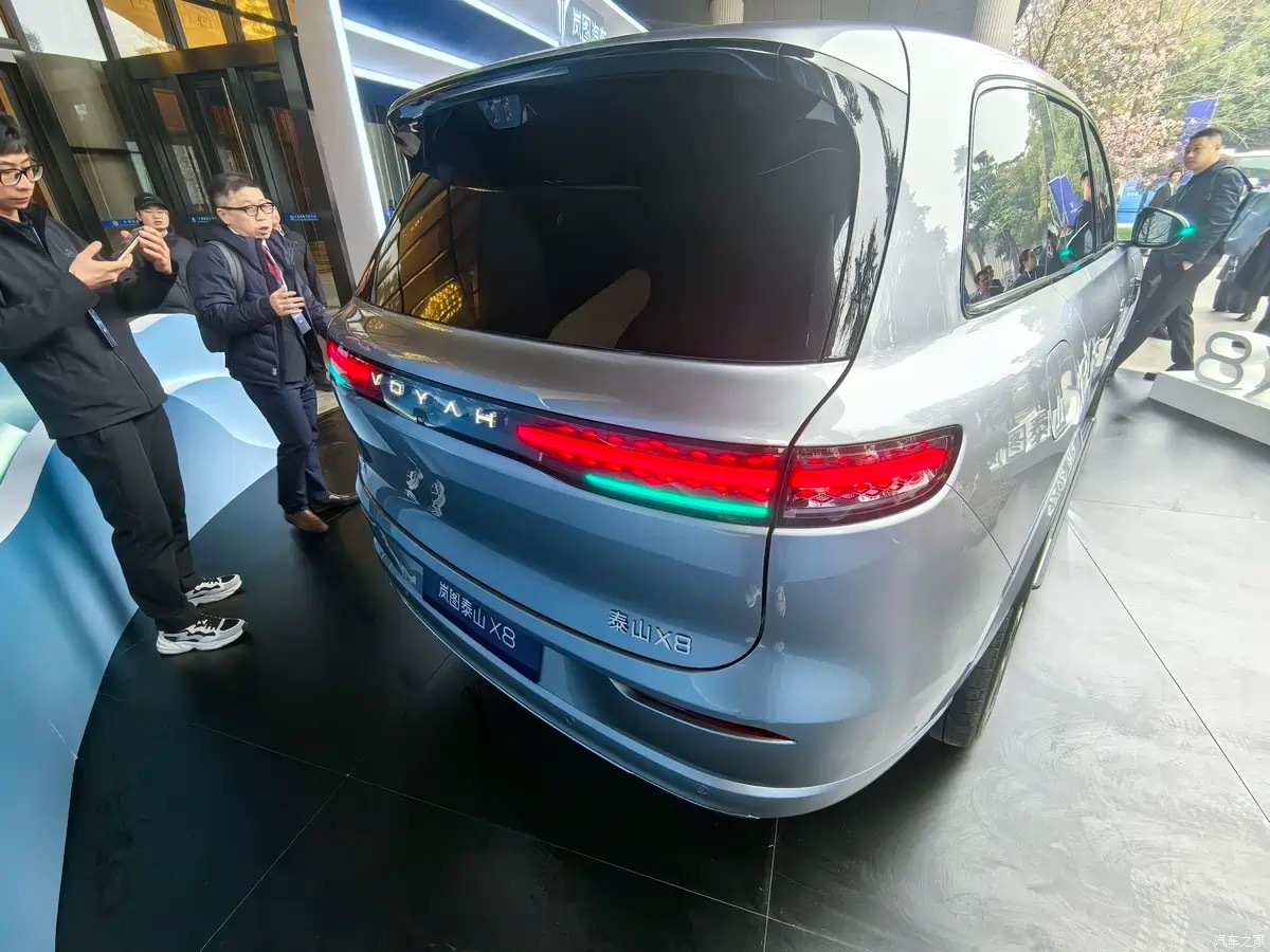 岚图泰山X8亮相 