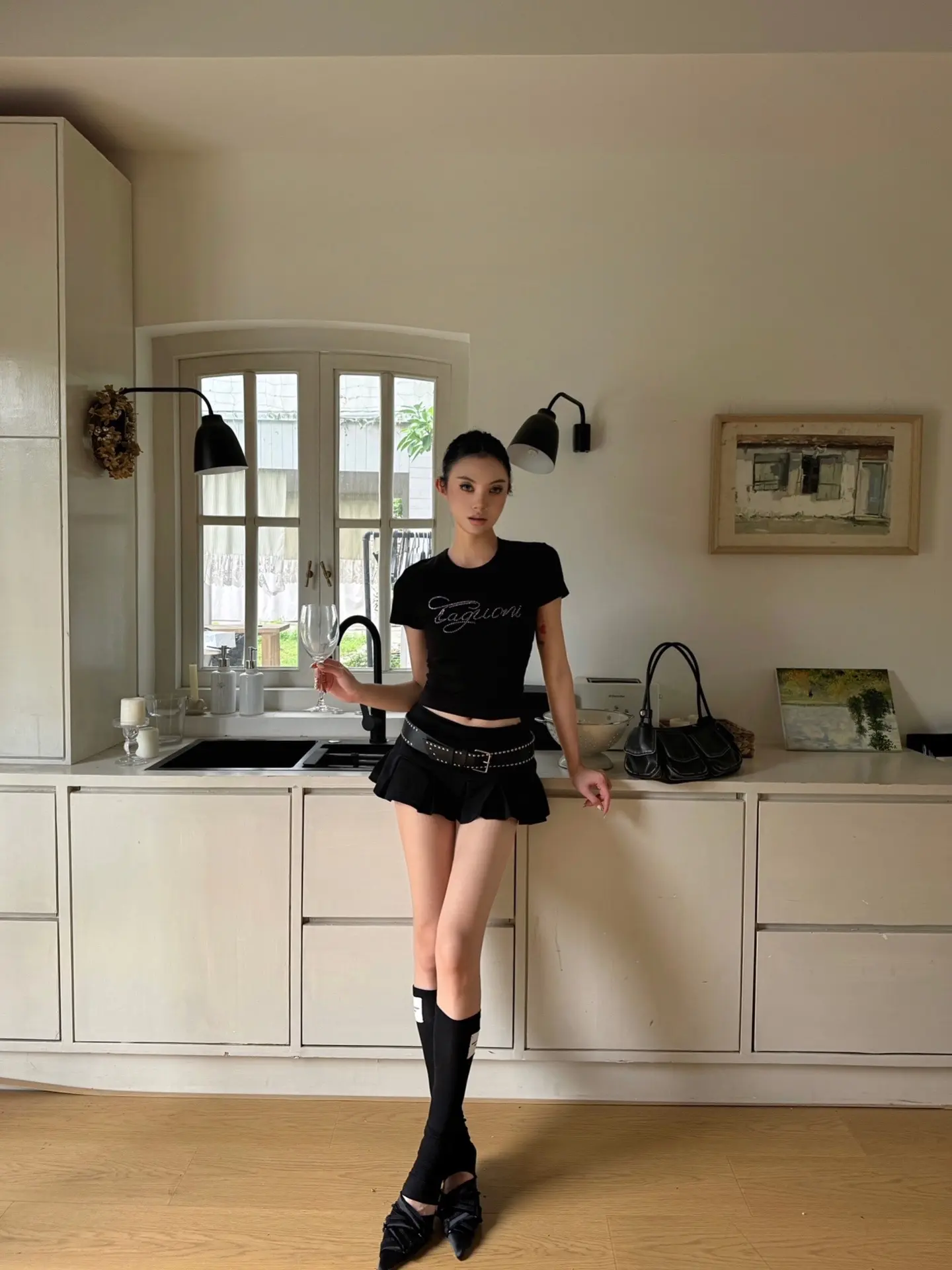 打开笼门让鸟飞走。