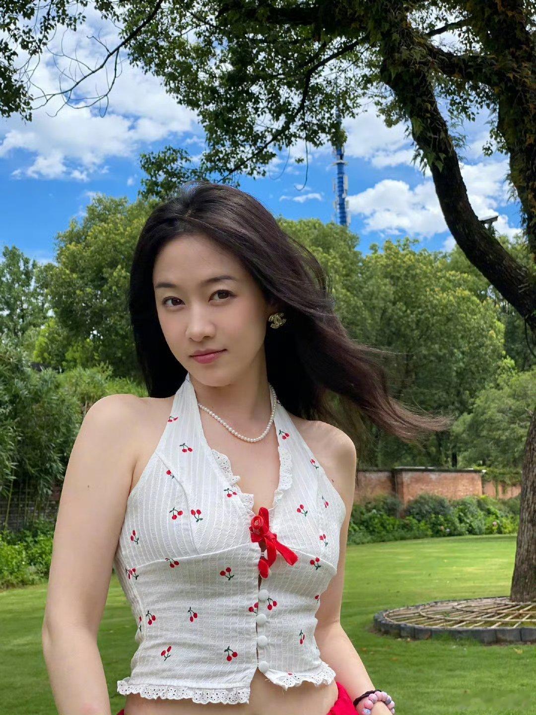 刘美含谈恋爱了 她讲“发信息会脸红”的时候，那股子小心翼翼的欢喜藏都藏不住！果然