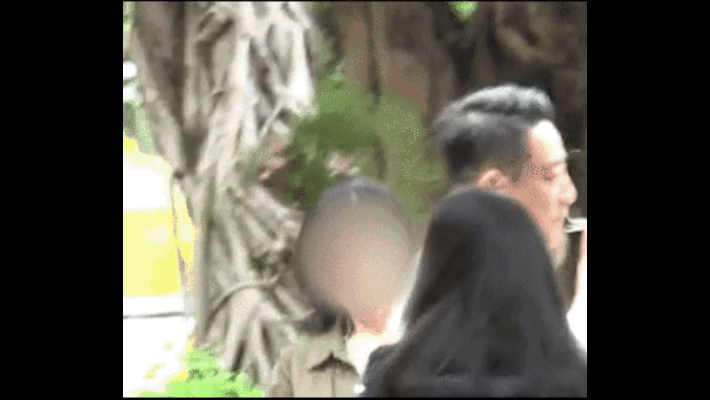 孩子果然是汪小菲的软肋。

狗仔拍到他带着未婚妻去学校门口堵人，结果才聊了三分钟