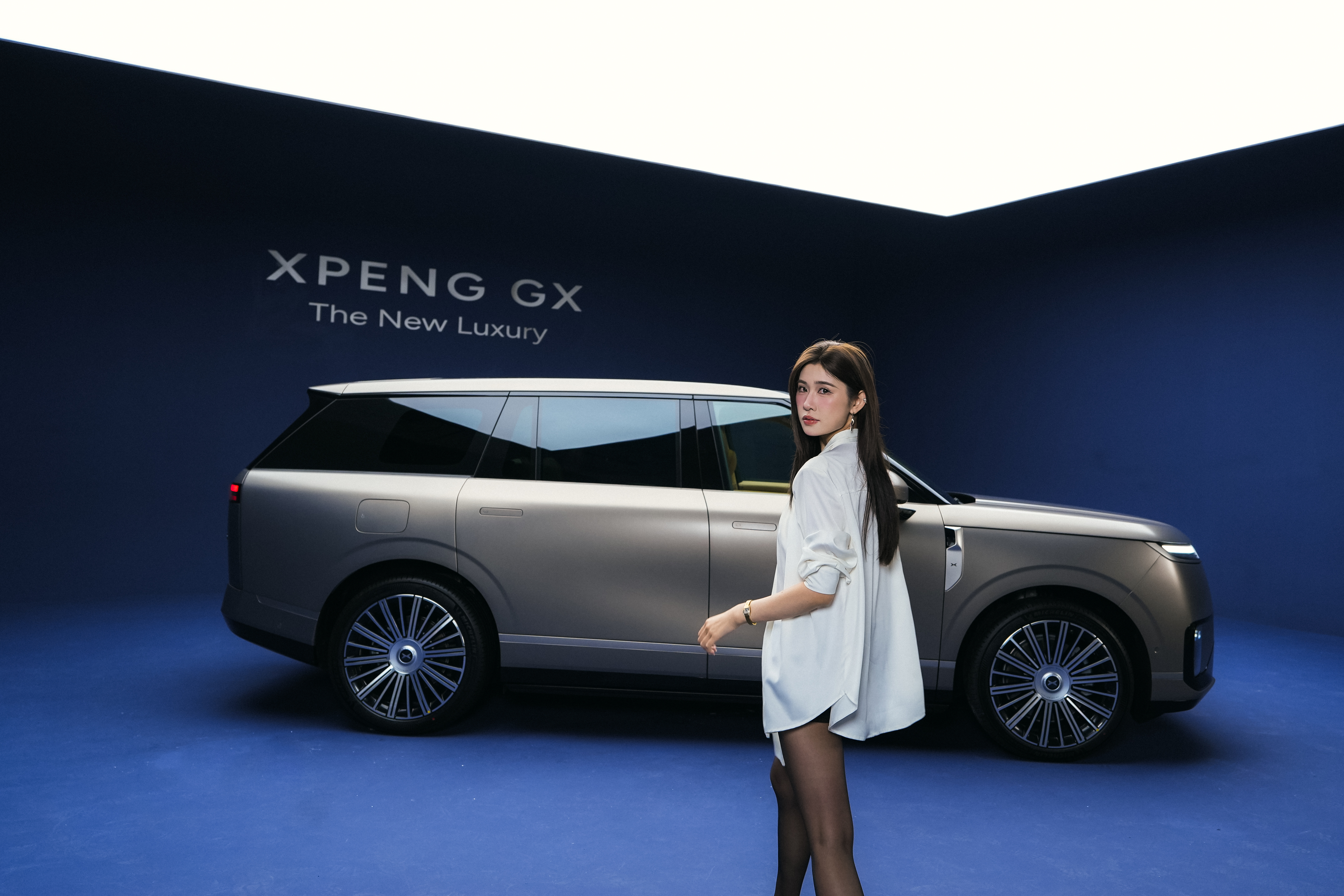 小鹏GX首组人车美图释出修长侧身线条，悬浮车顶设计，平整无遮挡车窗——侧面一眼，