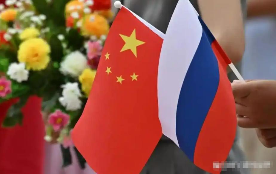 五月的北京，外交红毯铺得比往年更勤快些。特朗普前脚刚结束访华行程，普京后脚就确认