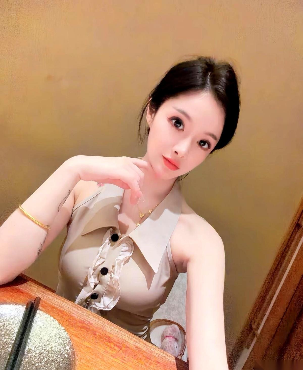 8月17日，网红晨七七的表姐在社交平台上敲下几个字：“会把她接回家。”这句留言，