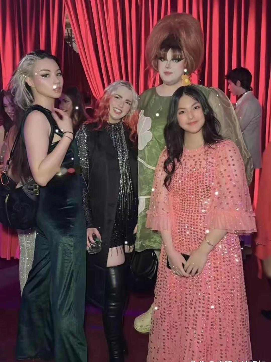 14岁的王诗龄已经是一个正真的名媛了，混迹在英国顶级的社交圈子里，初恋脸不输女明