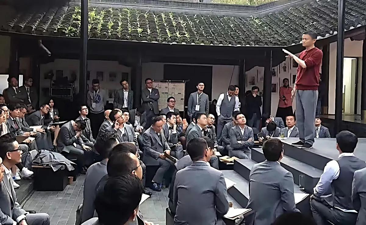 互联网上，说一些迎合大家心里预期的漂亮话谁都会，聊几句生活，喊几句反对996，没