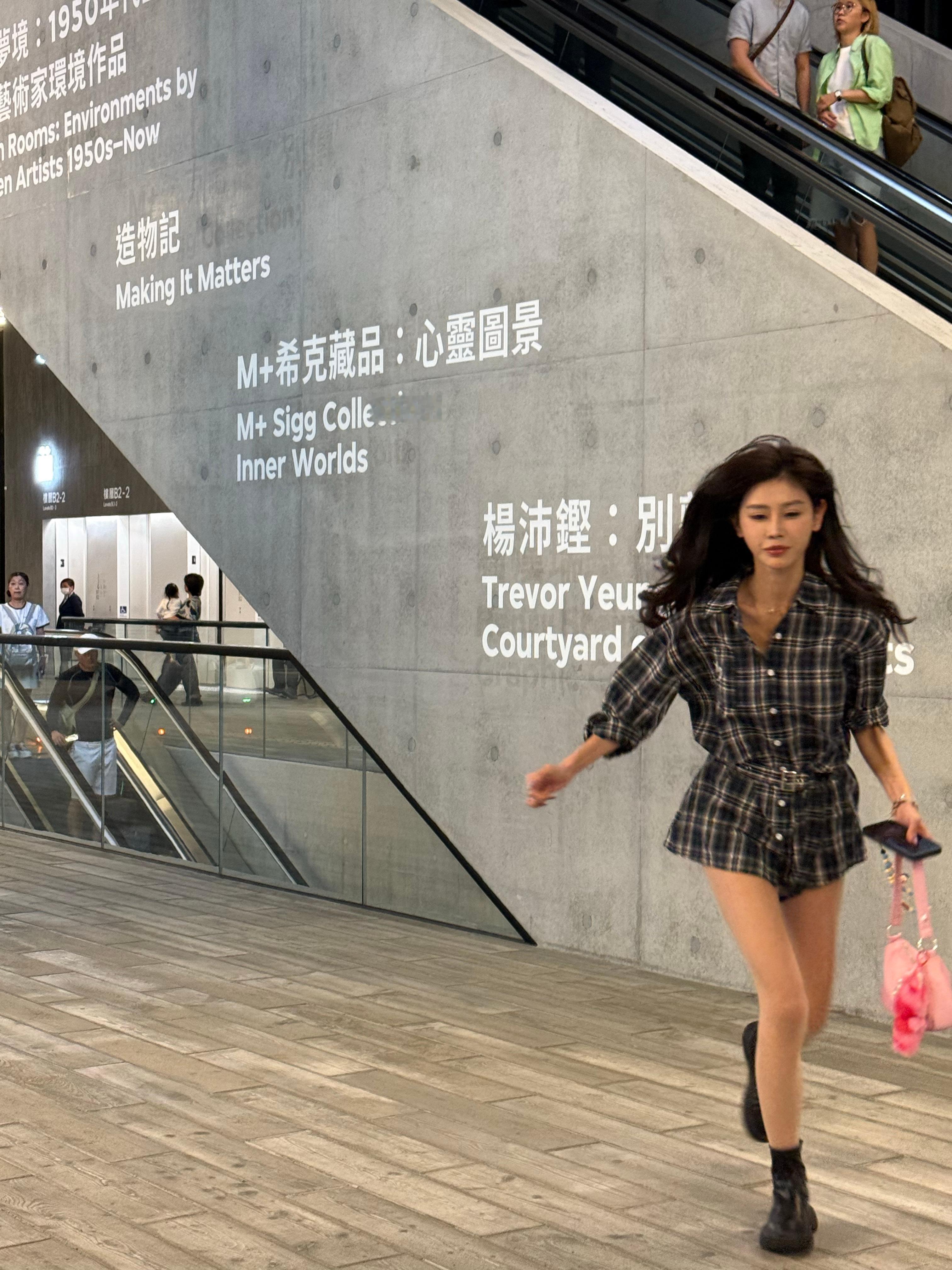 每次yty帮手拍完照 i人就急着奔跑回去 ​​​