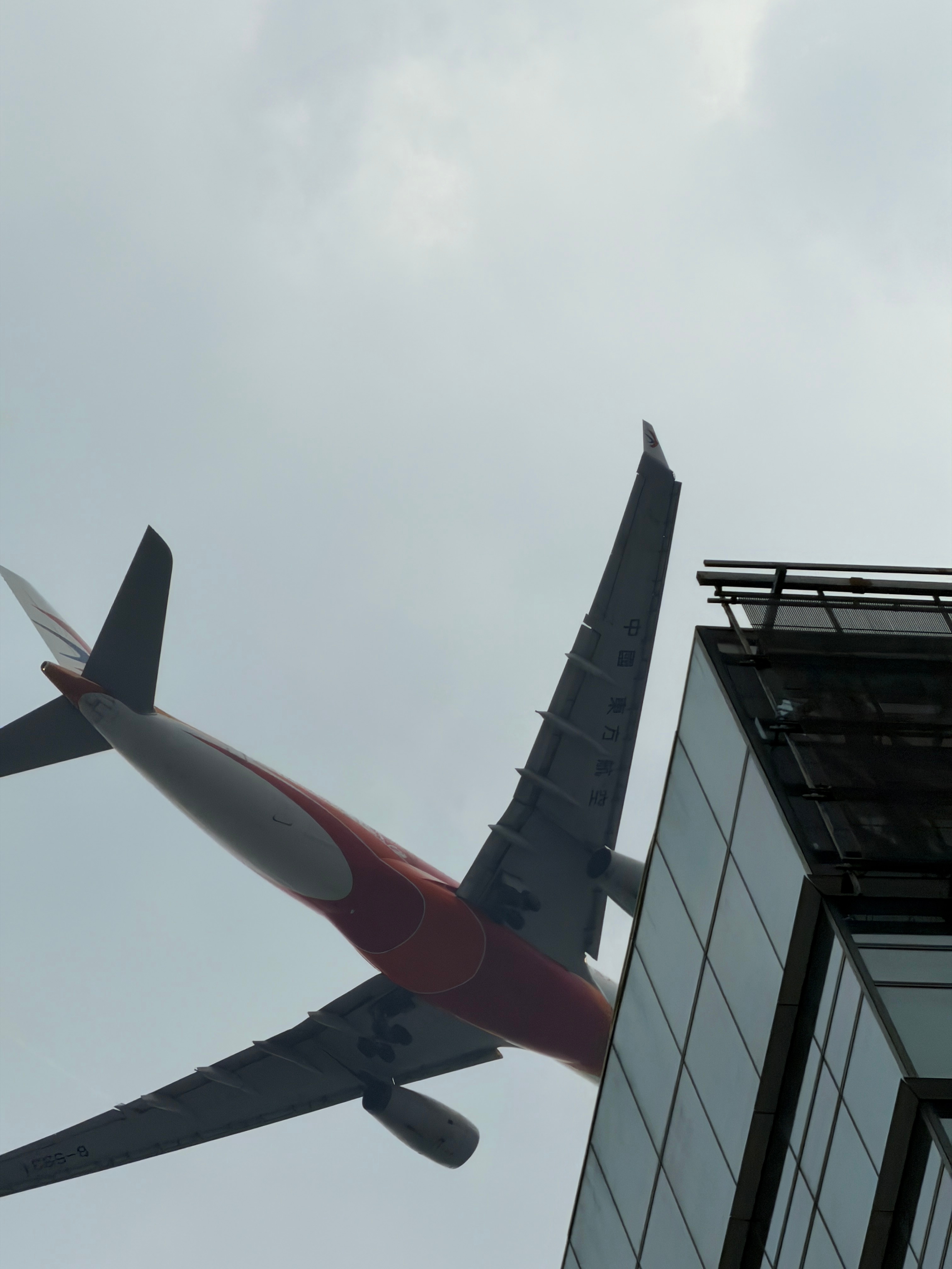 4月1日起全国严查后排未系安全带其实后排不系安全带更加危险，尤其是带孩子，反正我