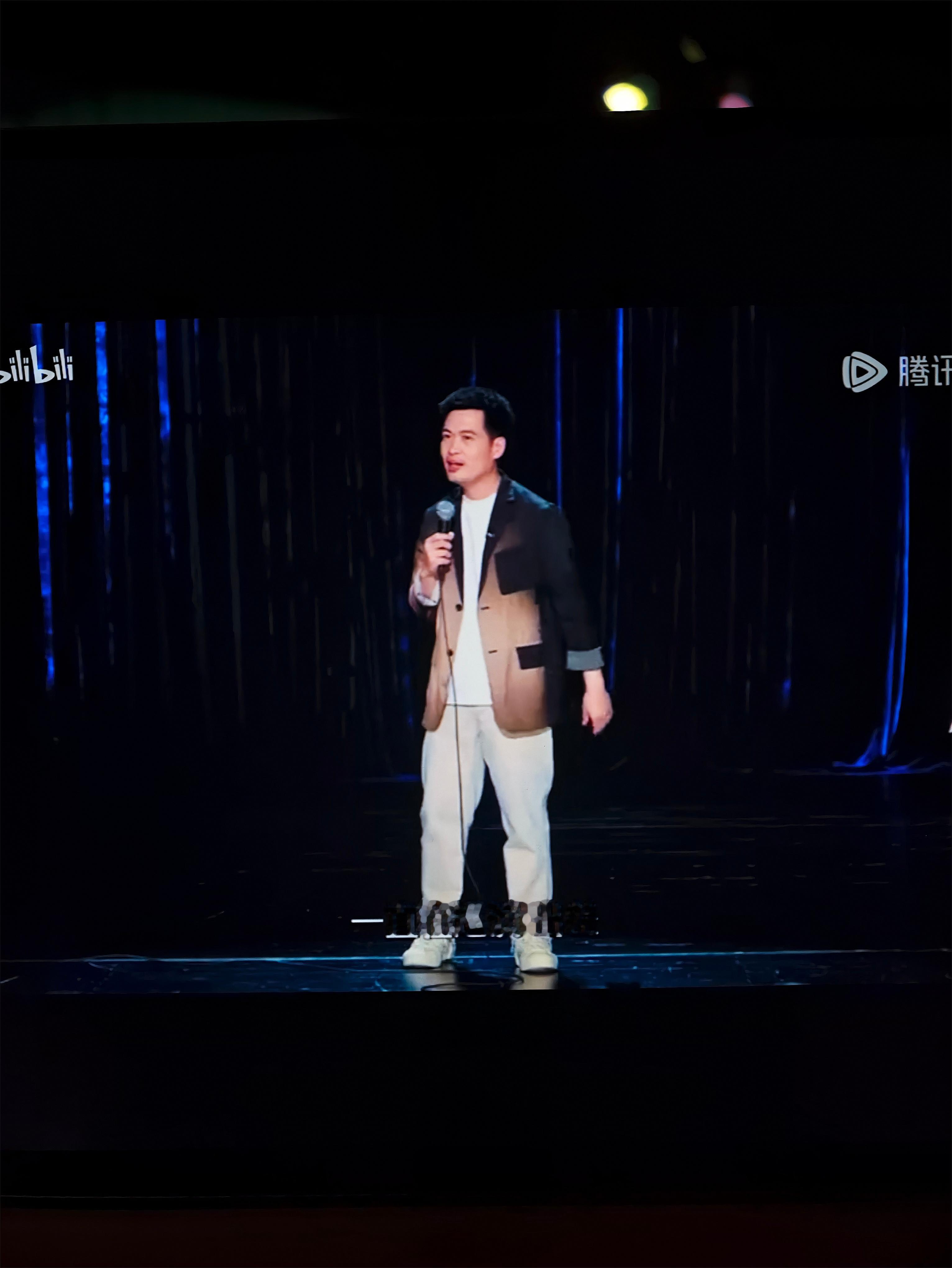 边赶路边看节目，当脱口秀演员说他们飞机坐多了的时候，一年要做4～50趟，我默默地