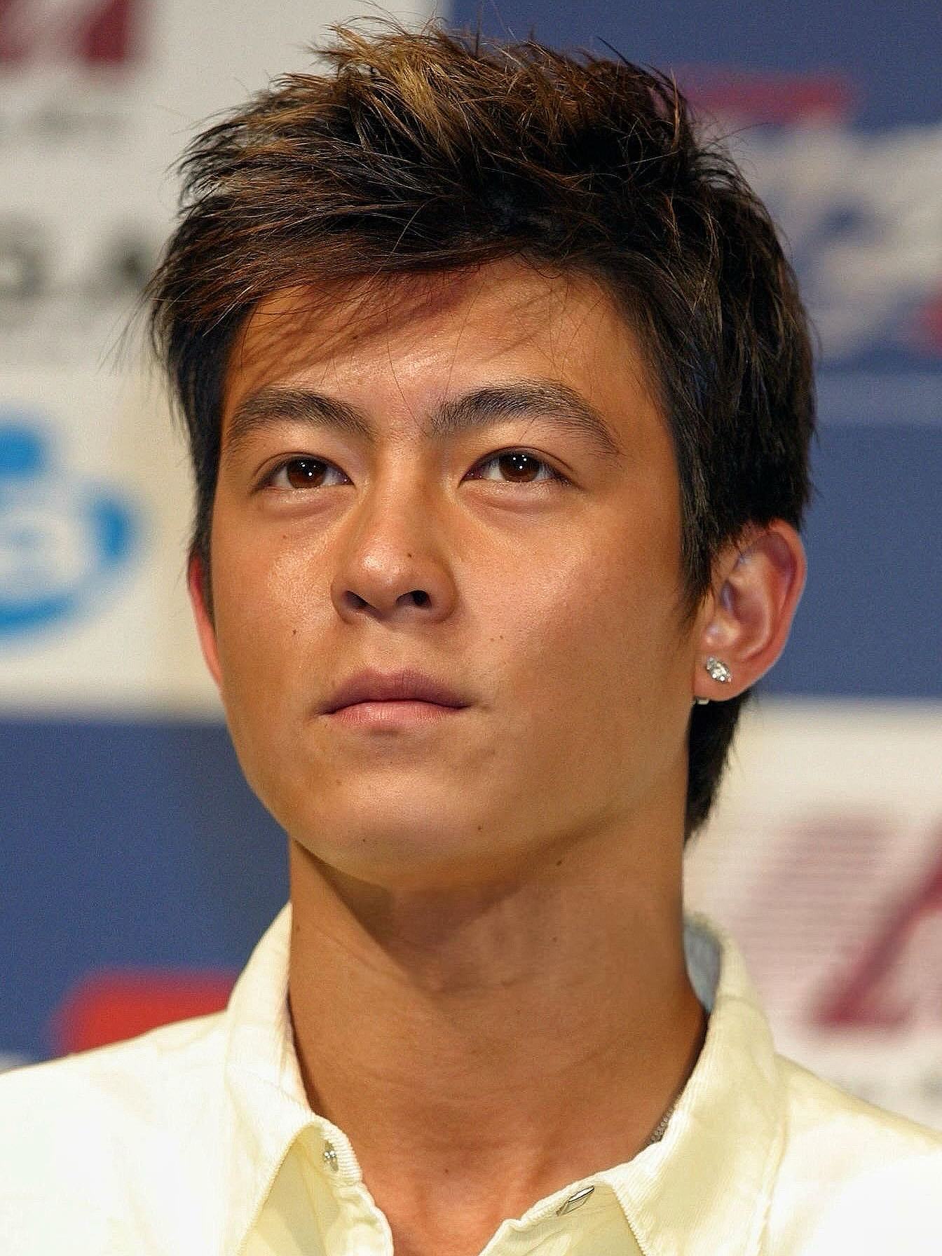 2004年7月1日，寰亚老板林建岳率领刘伟强、麦兆辉、周杰伦、陈冠希、铃木杏（1