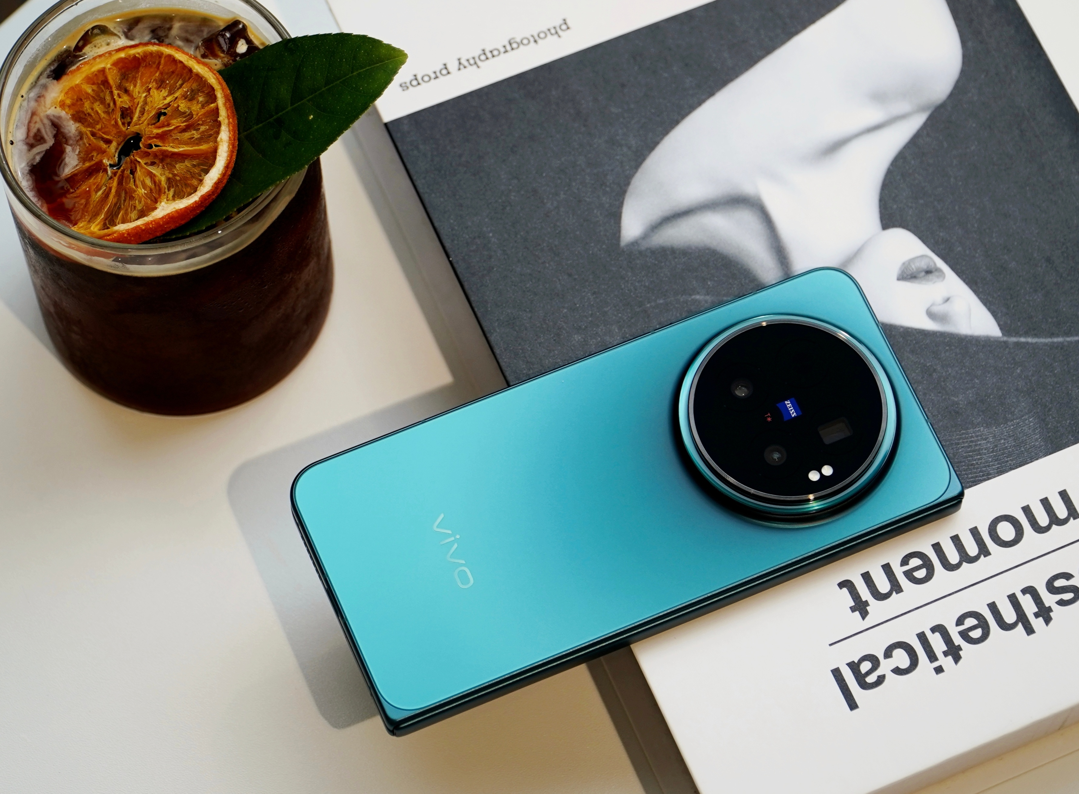 vivo X Fold6蓝洞真机上手图：这个蓝色，生活中不同光线下的色彩感觉不同