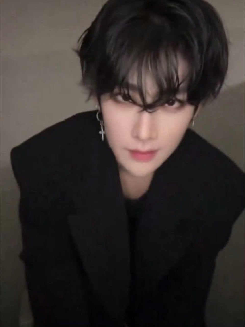 沈泉锐🖤直播里毛绒绒的头发～和长长的耳坠[爱慕] ​​​