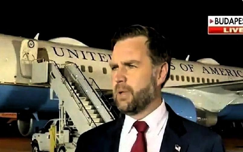 万斯迟迟不肯登上飞机，就是在等待伊朗的态度！
 
最近这段时间，美国副总统万斯的