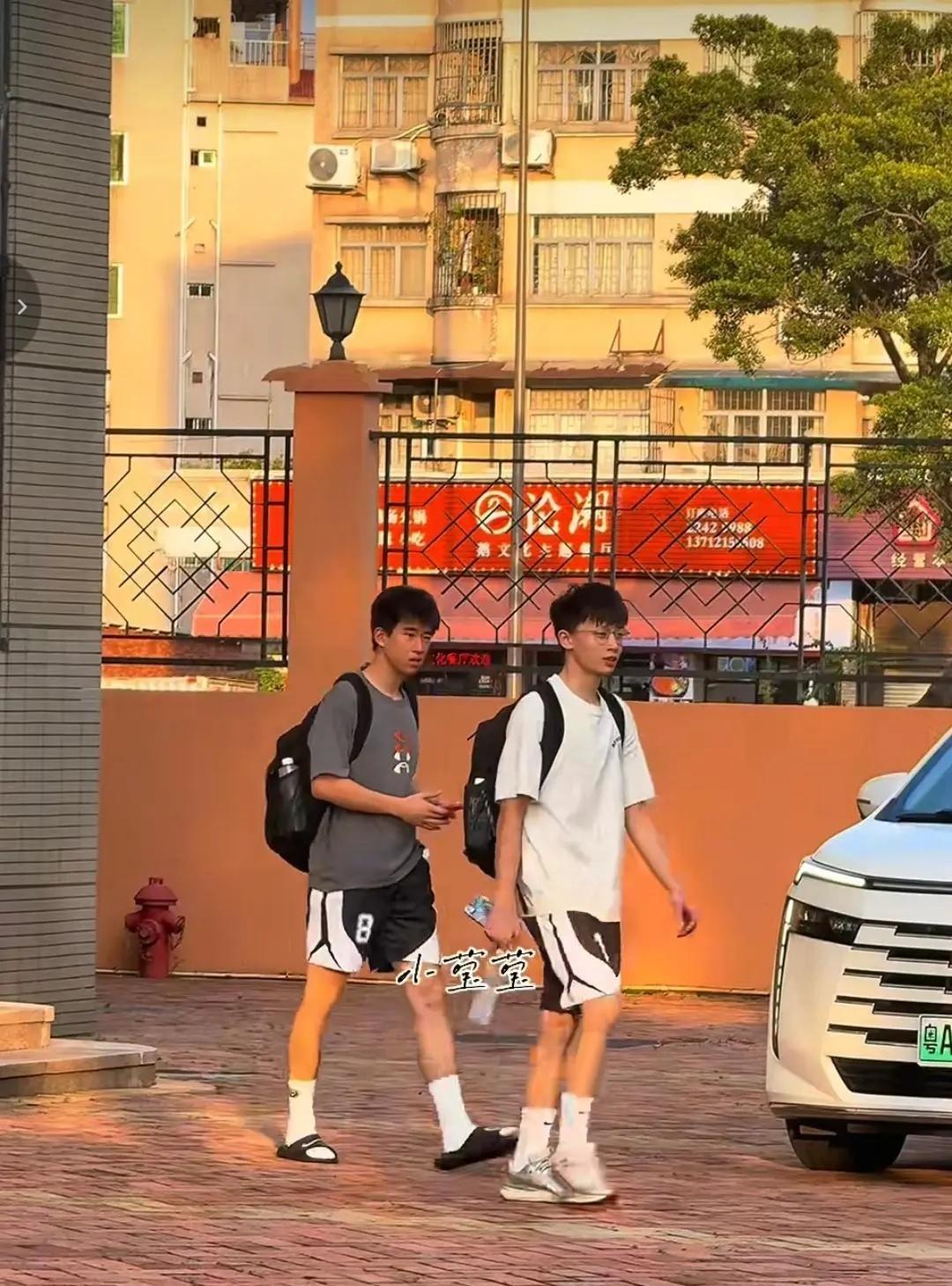 【梯队动态】昱锟、仁凯和小小胡昨天来到了俱乐部
现场球迷拍到：昱锟（图二、图三）