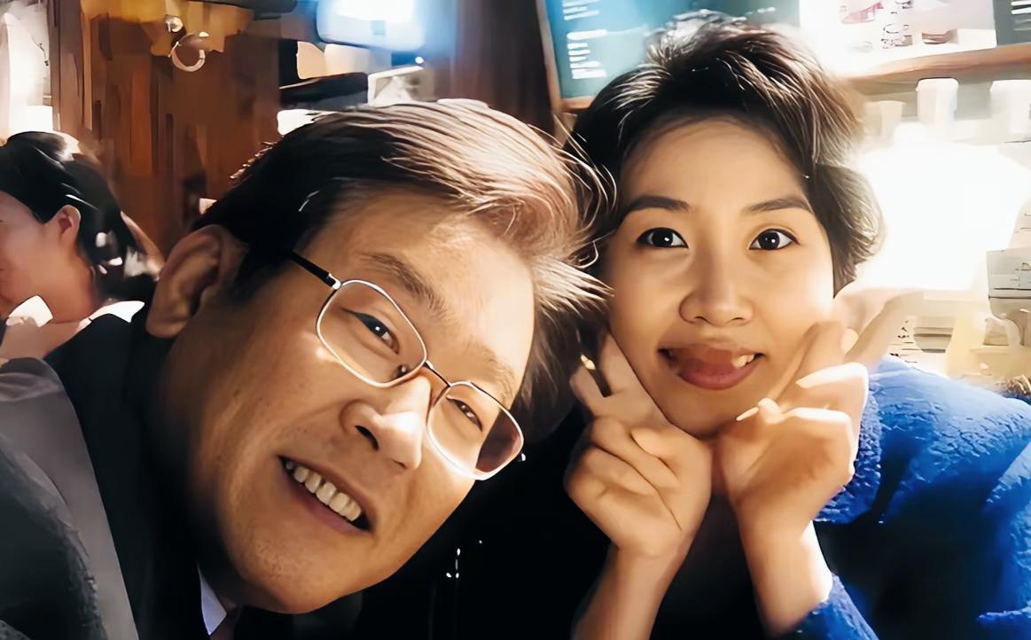 李在明和妻子金惠景看起来很恩爱啊！
金惠景双手比耶，是不是显得有点可爱的样子啊？