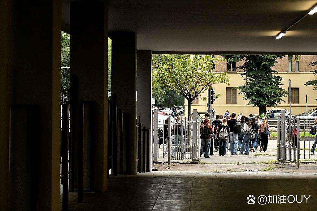 意大利97天暑假结束仍热得上不了学！
日前，意大利的学生结束为期长达三个多月的暑