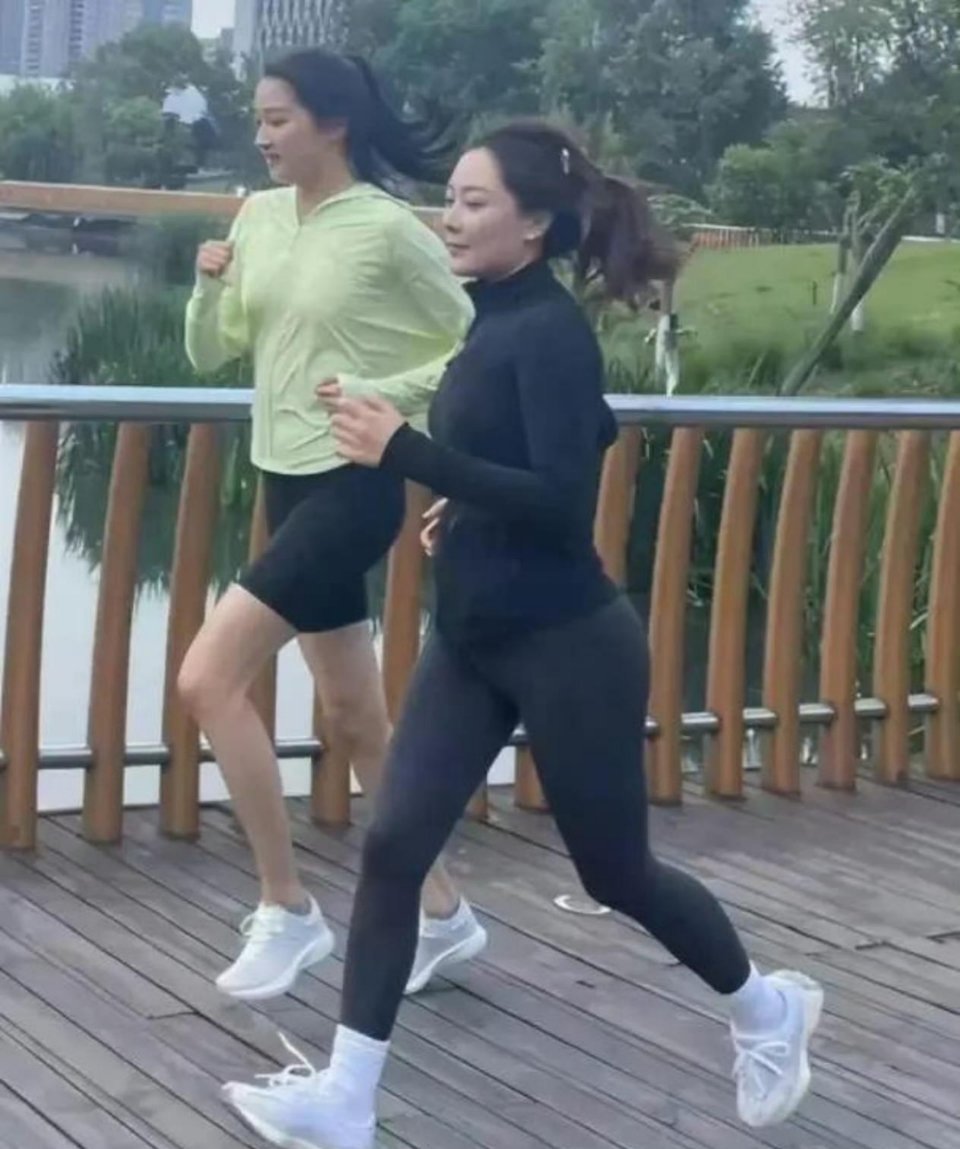 晨跑时偶遇关晓彤，逆天的头身比与腿长优势，妥妥的天生好身材 