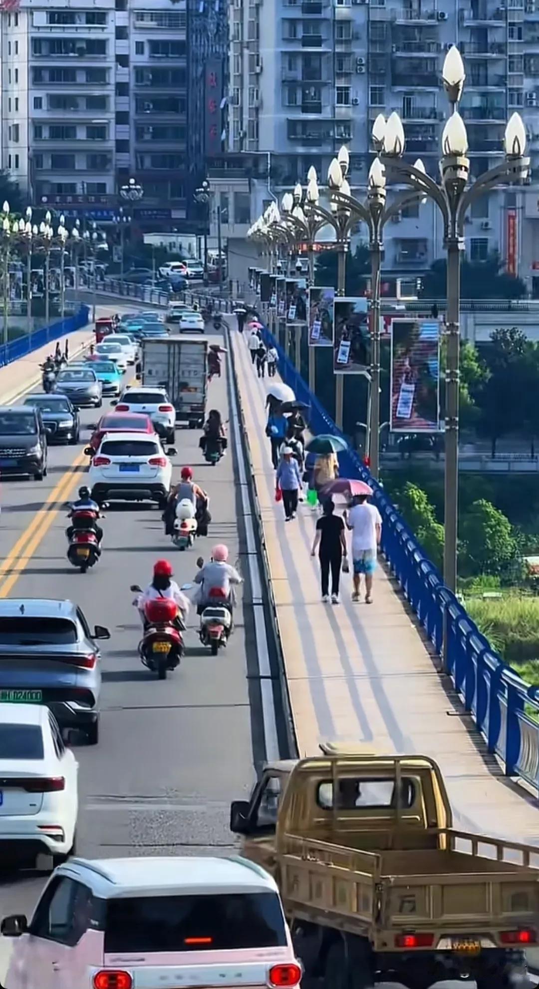 是的，在市区公路上行驶，很多本地的车主在看到外地车牌的车辆时，都会主动的礼让一下