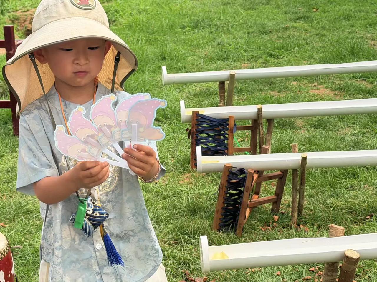 温暖的幼儿园，陪伴我们一天天快乐成长。每天清晨，我们来到校园，和小伙伴问好，开启