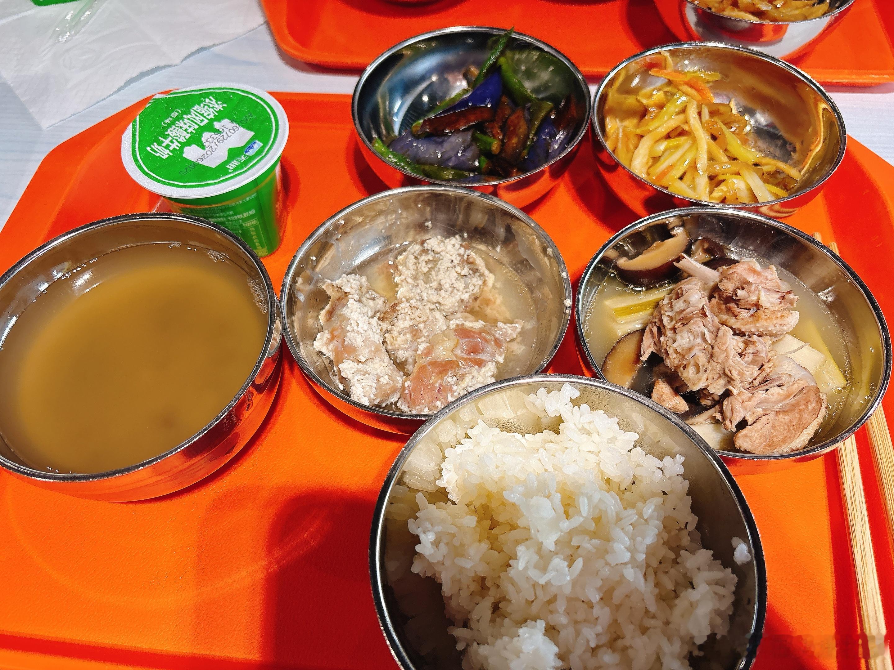 吃饭，今天又有绿豆汤了 