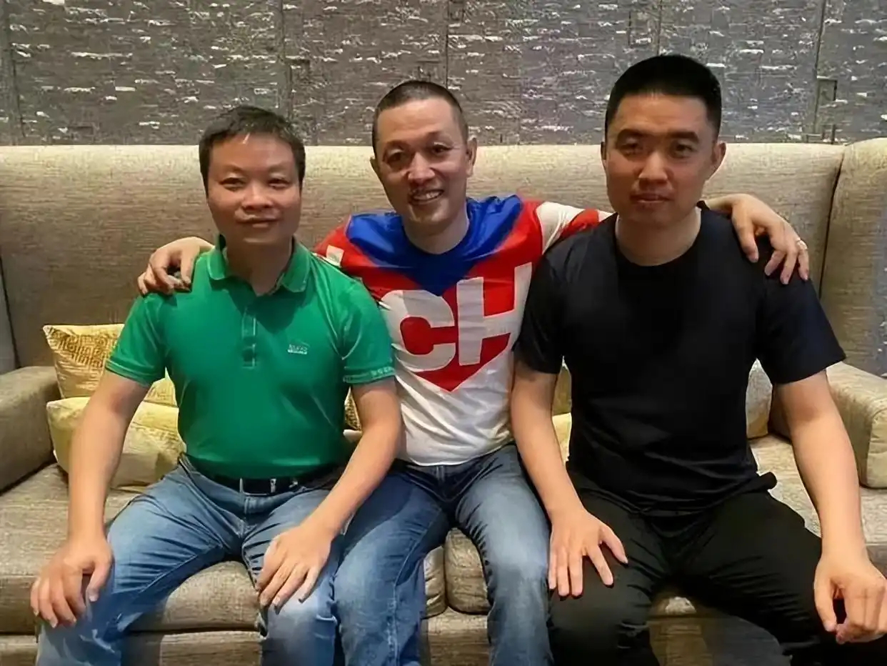 蔚小理的三次同框：图1 是 2020年，彼时造车新势力还在从“PPT造车”向量产