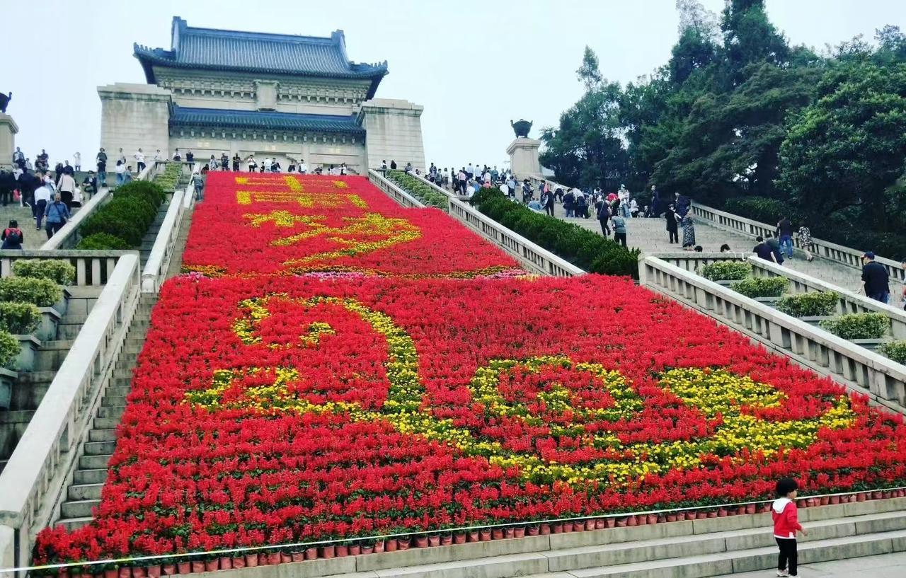 中山陵游客挤爆台阶怎么办。
对这个观点不要过分担心，出现游客挤爆台阶情景，通常也