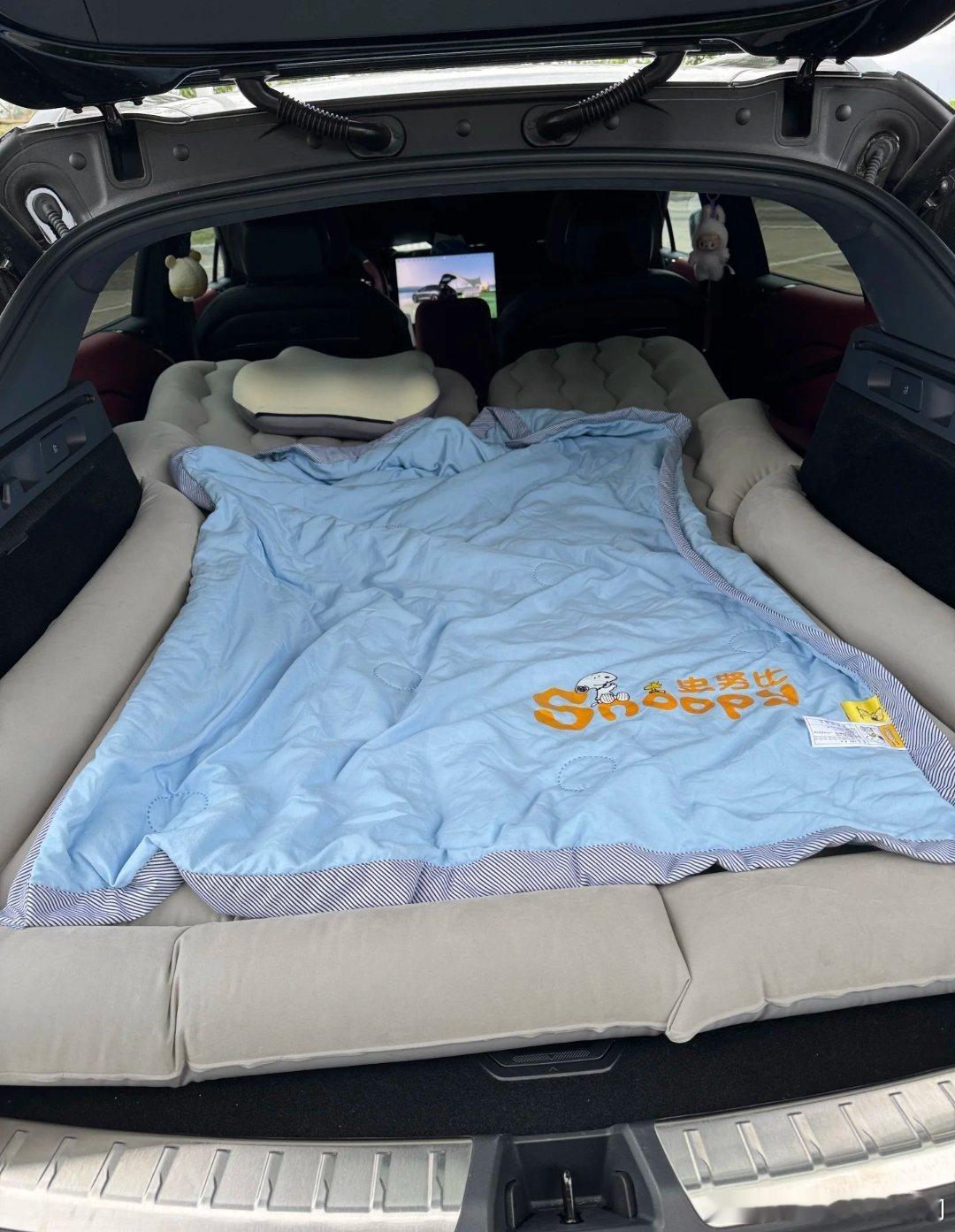 亲友聚会时，演示极氪的智能泊车功能成了保留节目。看着车辆自己从容地倒入狭窄车位，