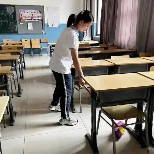 内蒙古包头，一中学班主任因扫把损坏，与女学生发生争执，被学生顶撞后，他情绪失控，