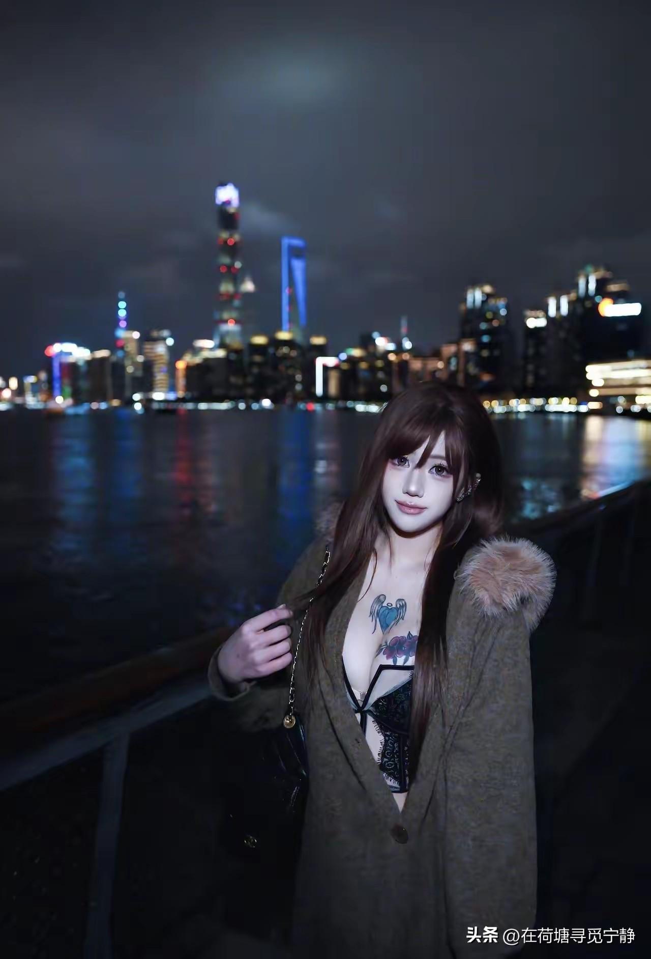 夜晚河畔，霓虹闪烁，少女与城市共舞