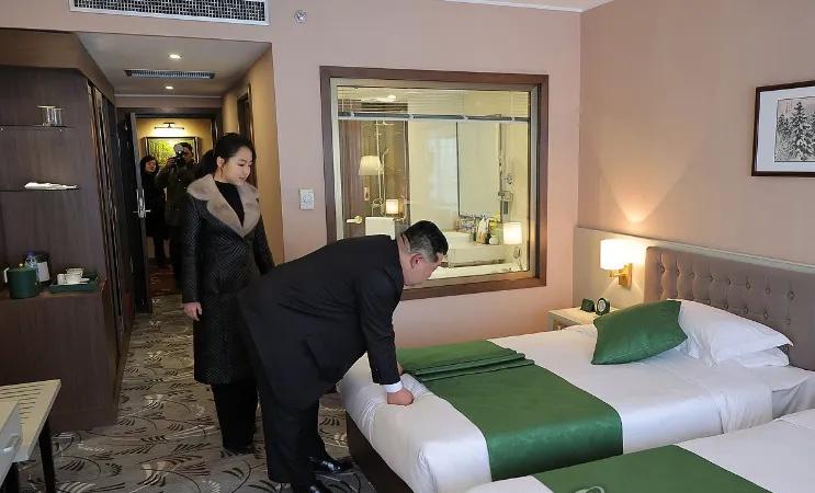 据韩联社12月23日报道，朝鲜最高领导人金正恩携女儿去了新开的两家酒店，出席该酒
