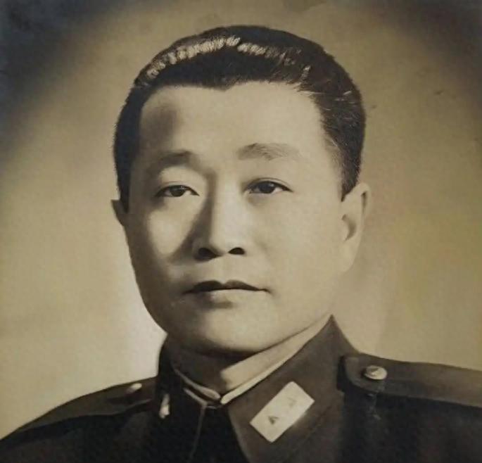1949年杜聿明被俘，蒋介石获悉后提出两个要求，杜聿明却直言自己十分寒心！
19