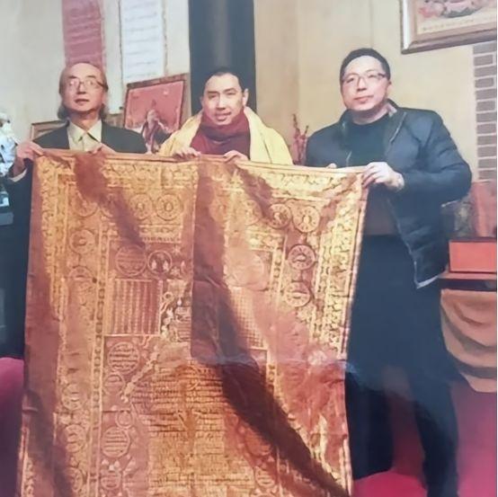 2005年，一件旧袈裟在北京拍卖，却无人问津，一男子觉得蹊跷，花9万买下。回家后