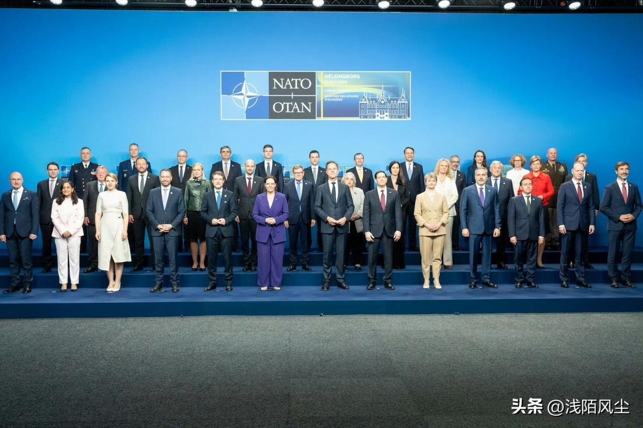 北约外长会议在瑞典赫尔辛堡举行，图为会议期间合影留念。