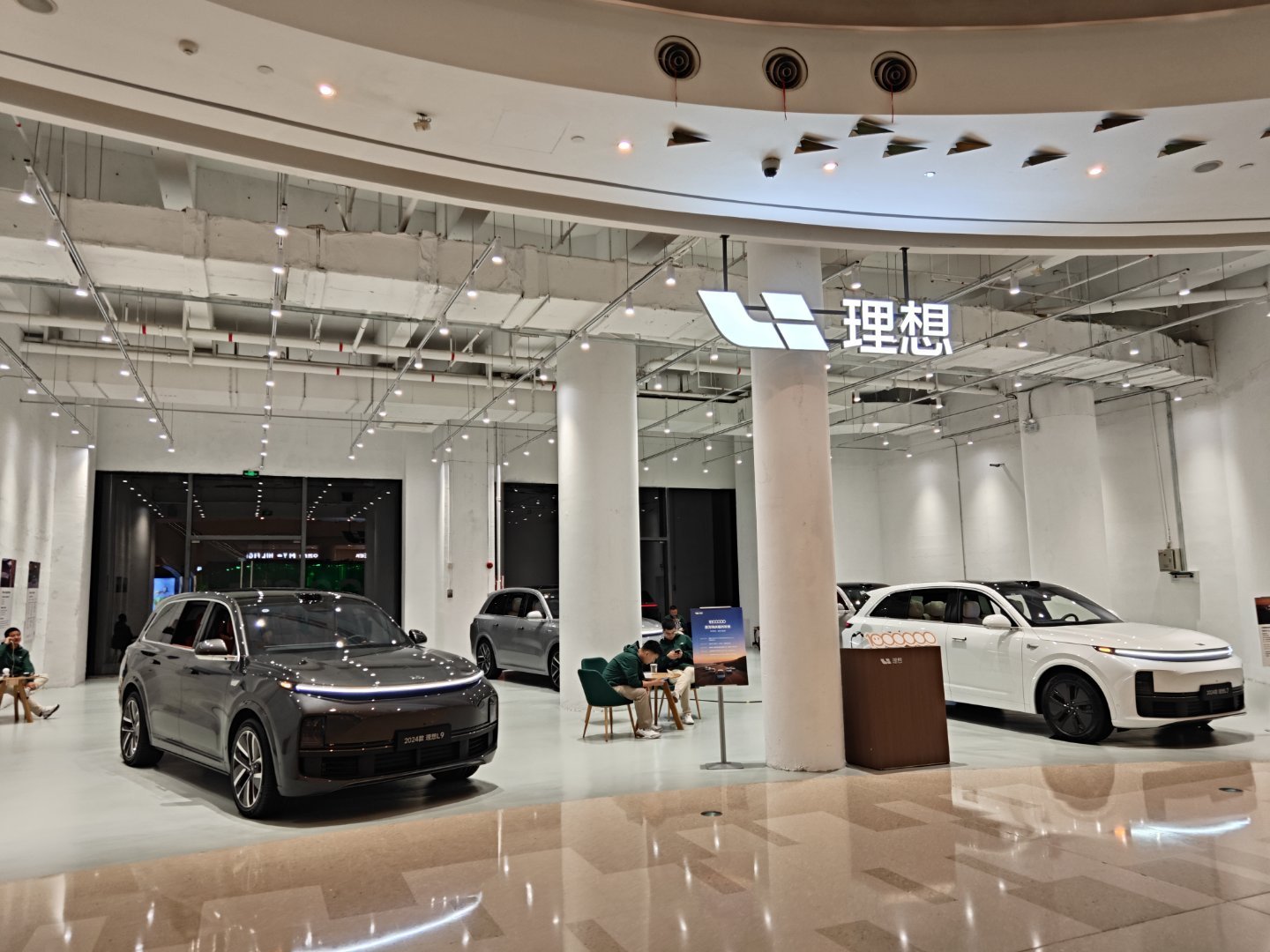 理想L6，9月竟然卖到2.53万。上海虹桥商场拍到理想的销售门店，只能说太精准了