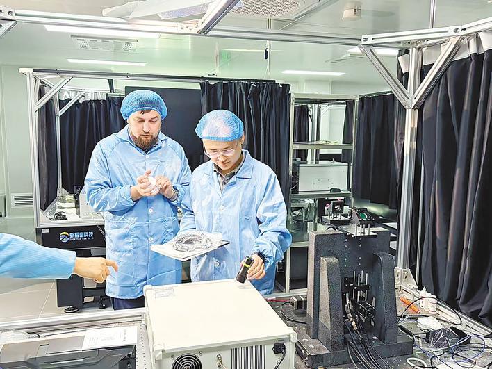 中国青年科学家造出“永生硬盘”！一片玻璃存2.5万部电影，寿命超10万年！
一片