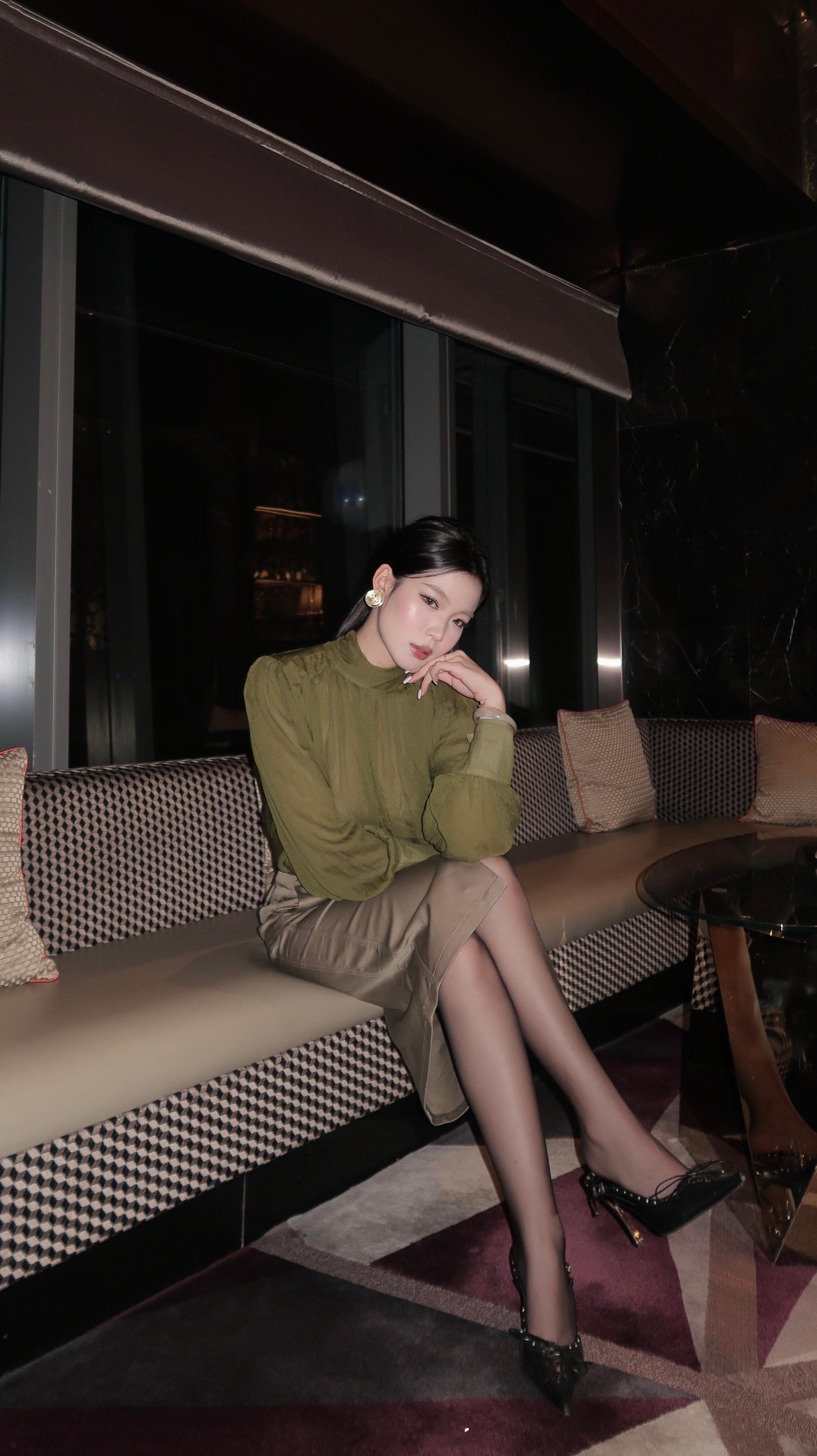 高跟鞋清脆的响声和扑面而来的香气～ 