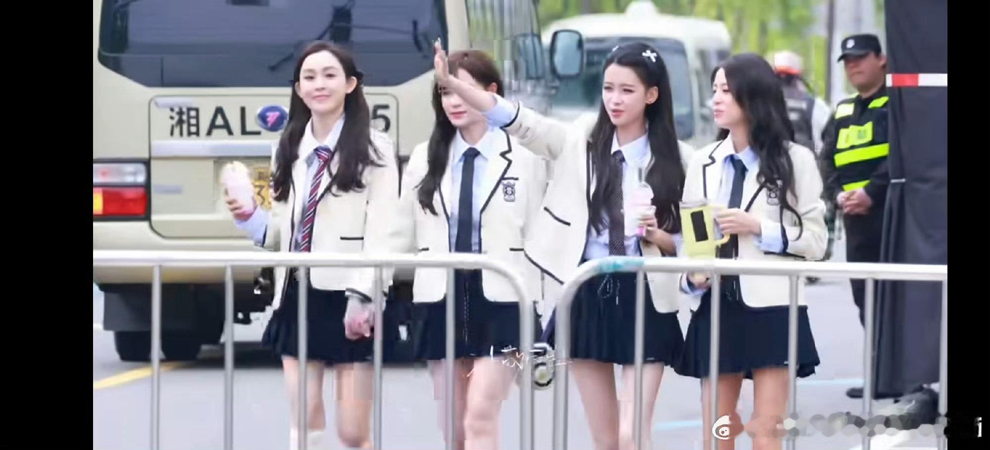 孙怡江语晨二公造型乘风2026孙怡江语晨二公造型惊艳又耐看！孙怡甜而不腻，服饰剪