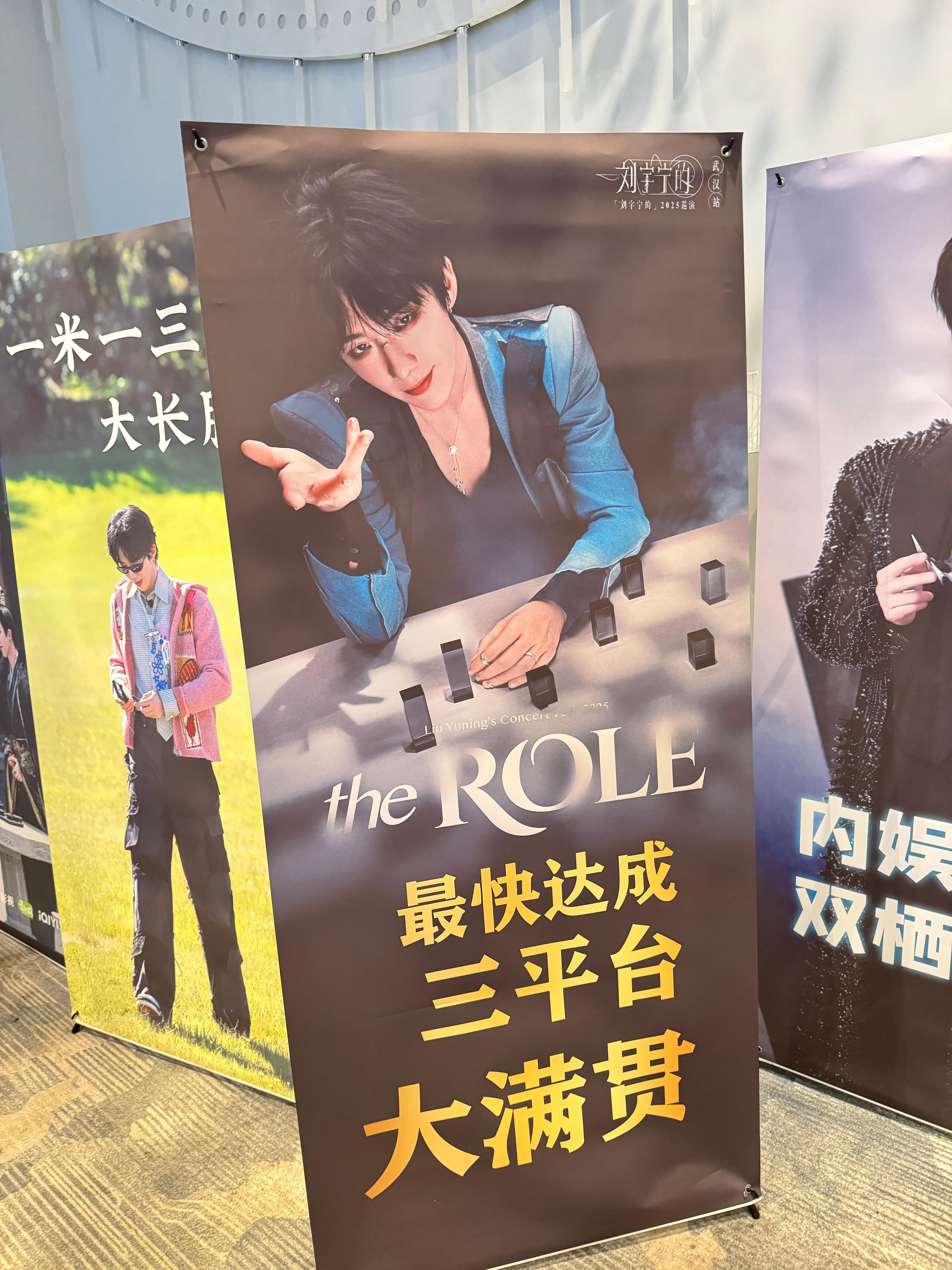 昆明偶遇刘宇宁逛街你说巧不巧，上礼拜我也偶遇了，还合了影呢刘宇宁