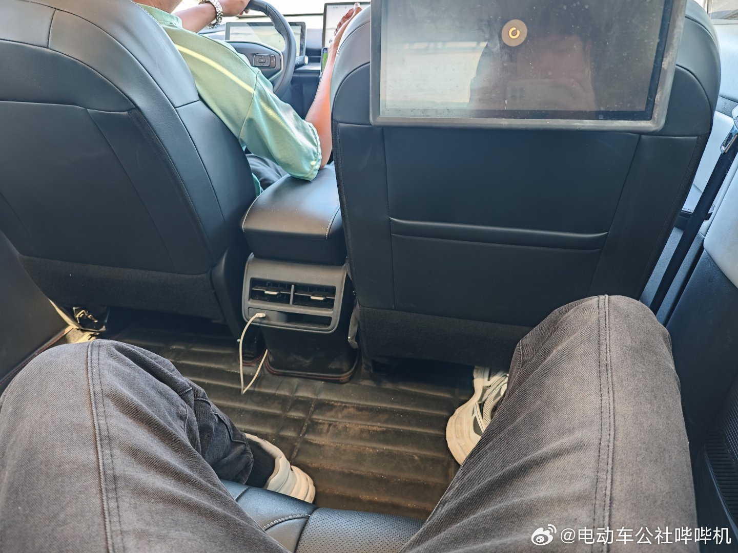 又发现一个网约车圣体，启辰VX6，后排空间堪比埃安V[可爱] ​​​