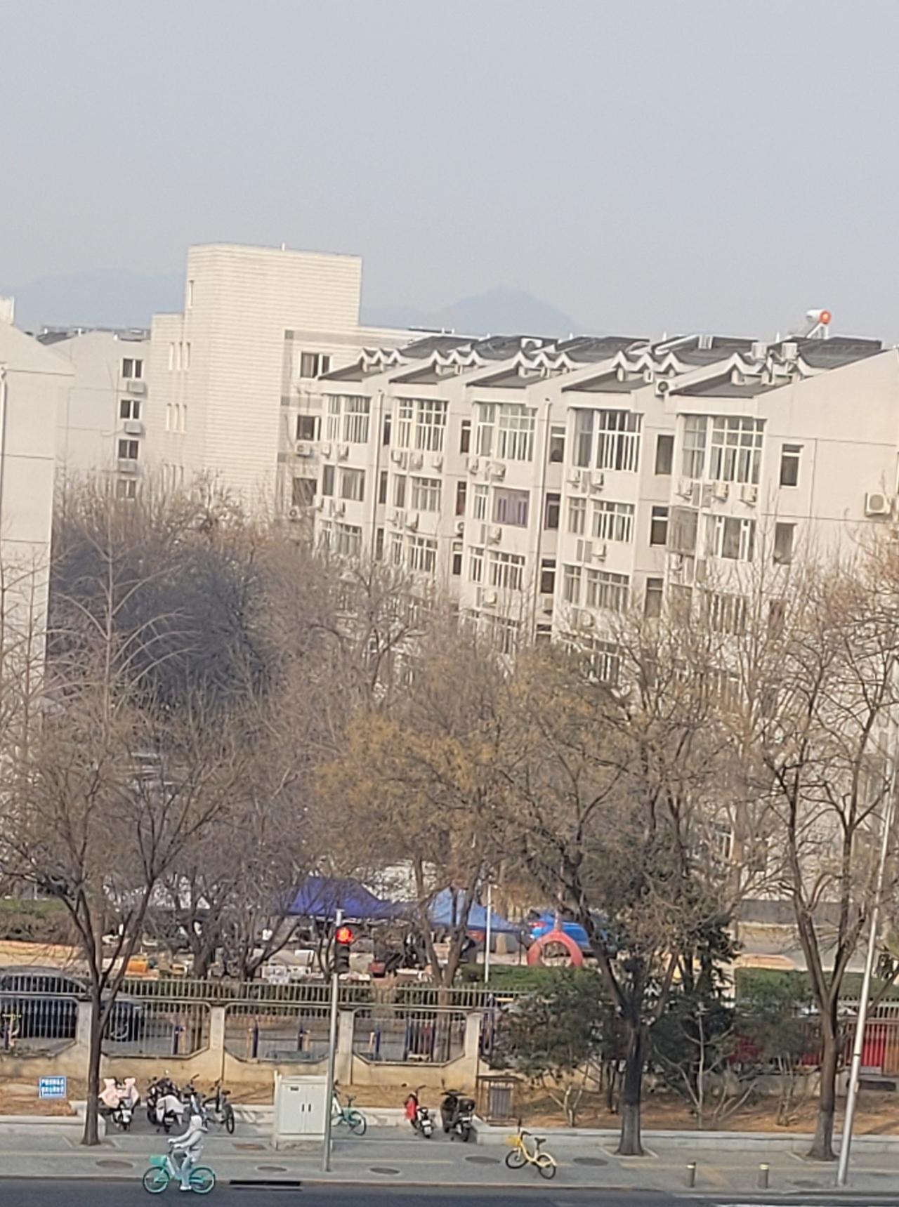 北京今天3月12日。轻度雾霾。照片也不见远山。另附上海、长沙空气质量预报。见图。