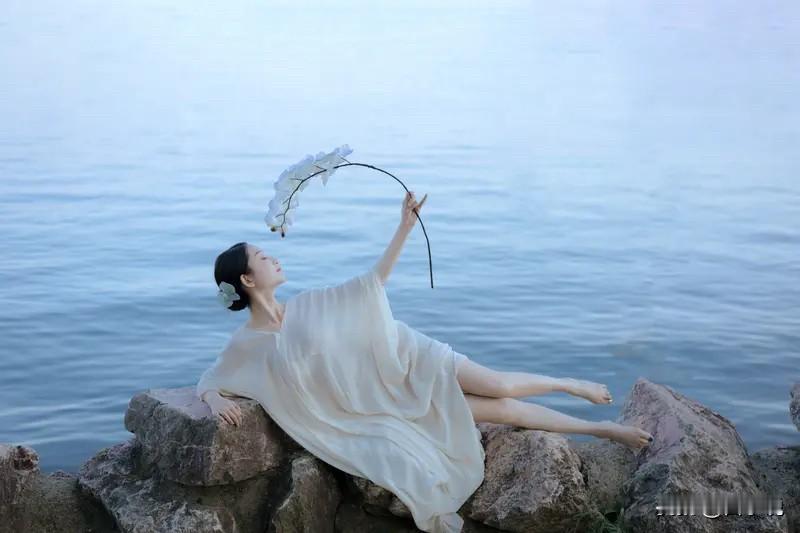 真正厉害的高手，就赢在这几件事上
一，睡觉
别看不起睡觉，能睡个好觉，第二天脑子