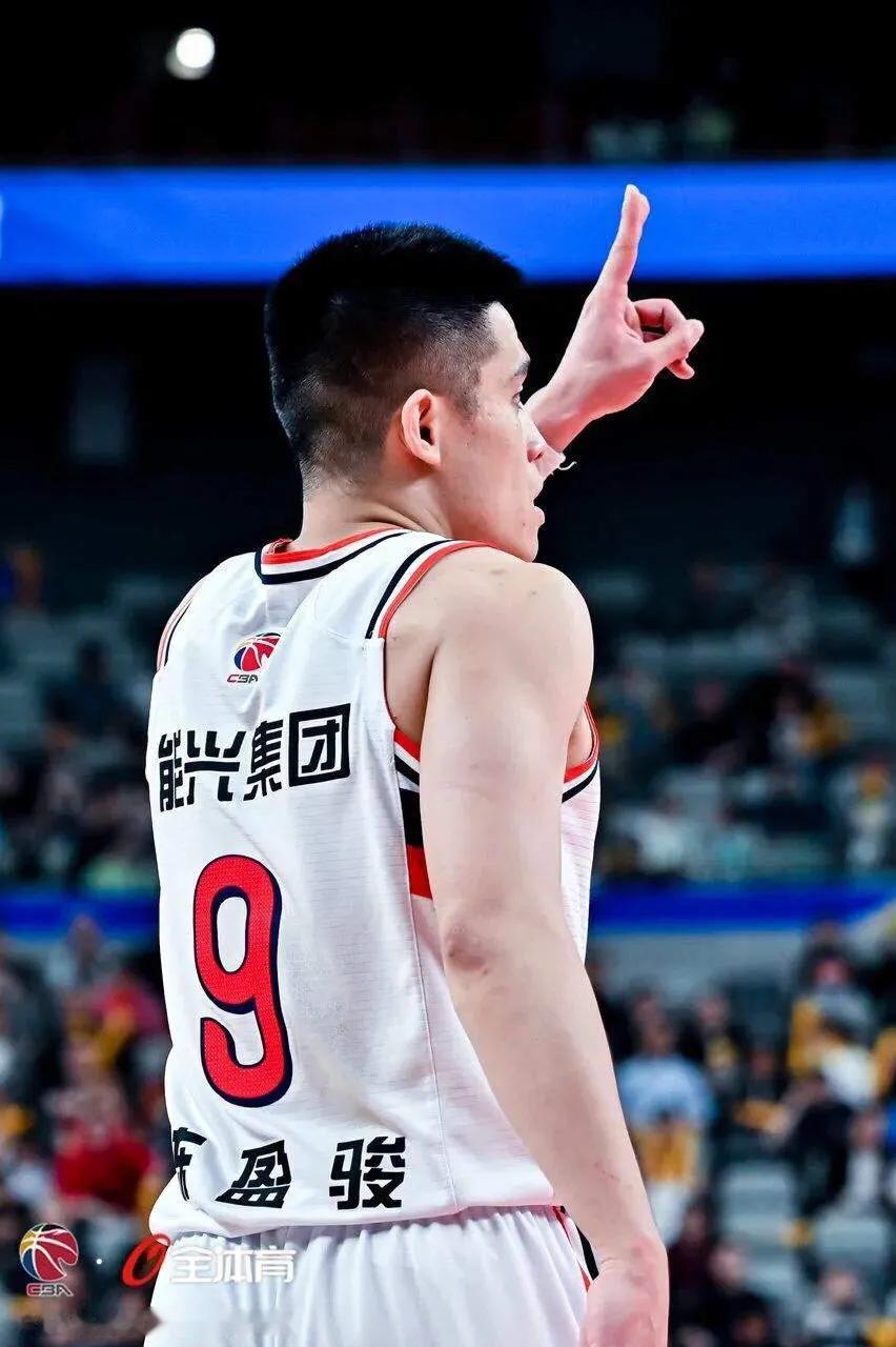 广州龙狮男篮105:83新疆男篮，这两点是球队获胜的关键

1、首发阵容不一样了