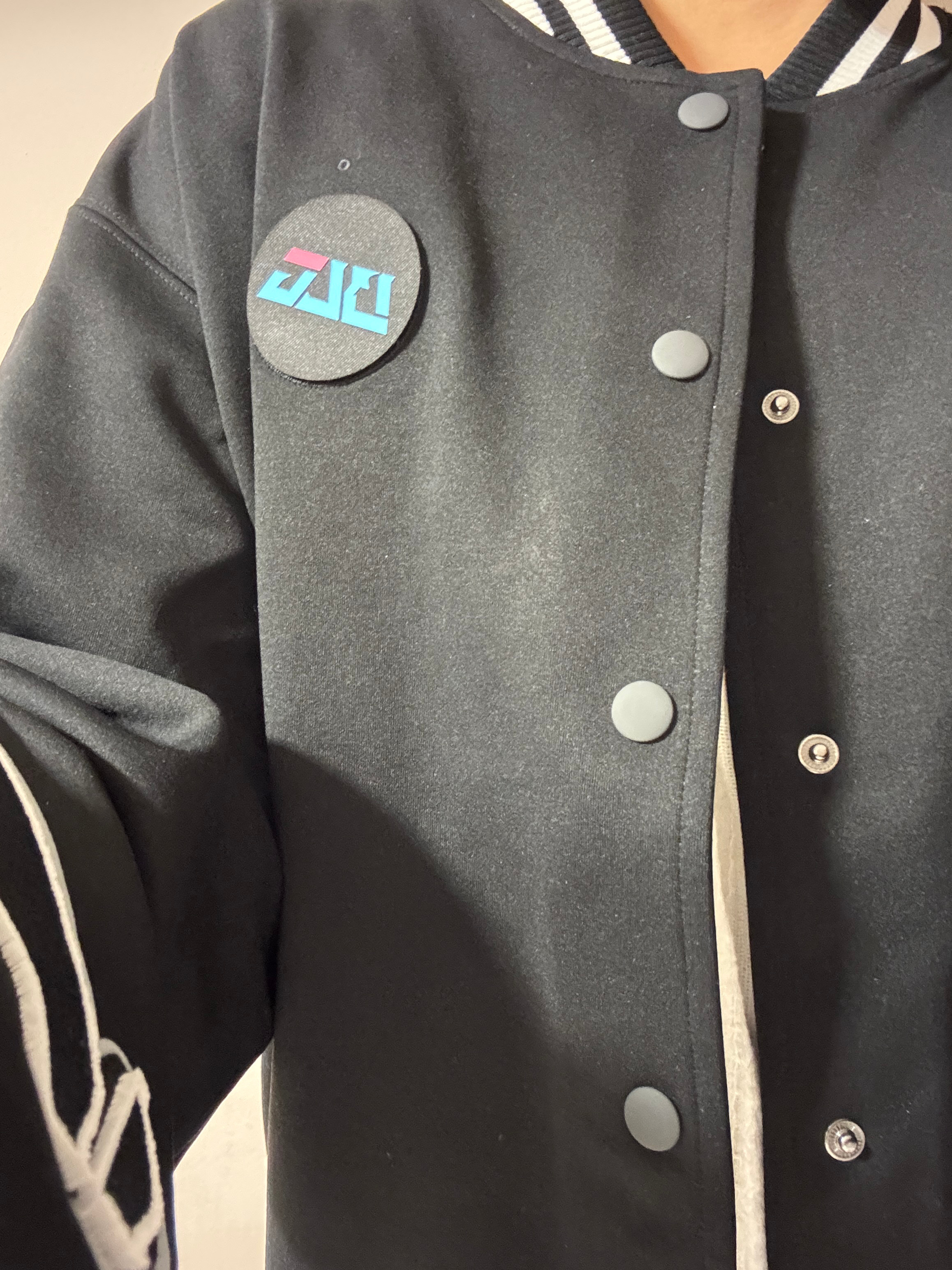 终于穿上尺码合适的s码了…但是李宁以后能不能别做统一的出征队服了，我要战队队服。