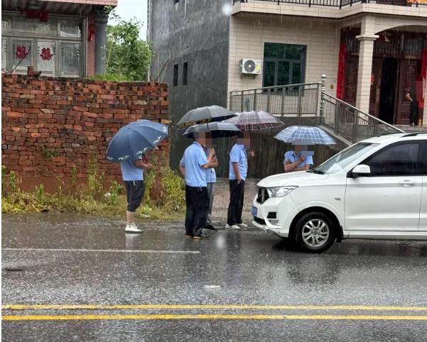 谈笑风生毫无责任心，如此公交司机仅批评了事
雨天路堵，株洲茶陵县一名公交车司机擅