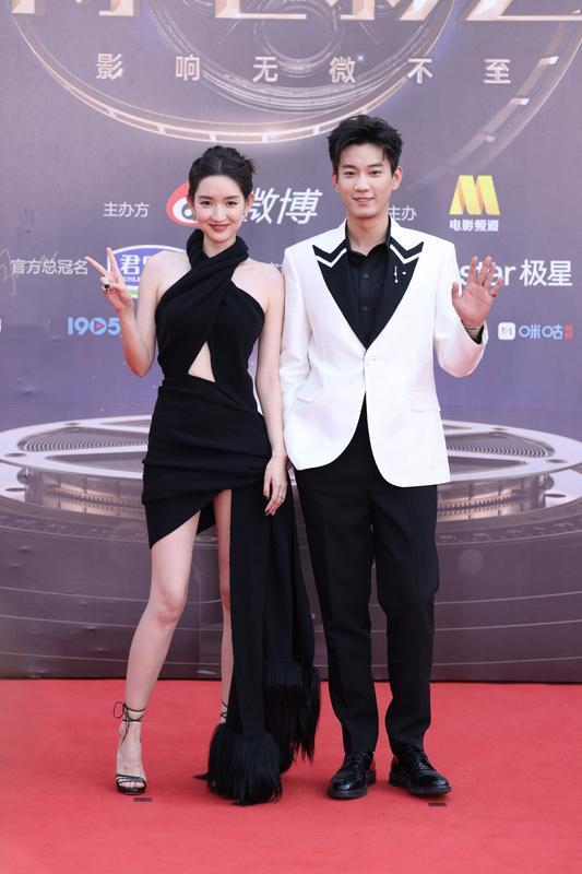 4月10日，黄景瑜和王玉雯双双否认恋情。王玉雯工作室称网传“爆料”不属实，只是朋