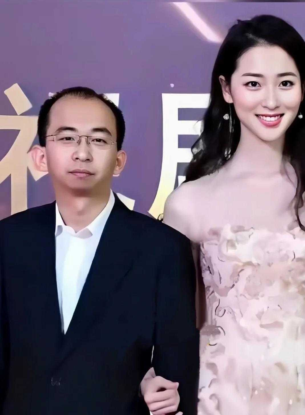2022年，网上疯传导演巨兴茂家底丰厚，娶到了大美女孟久淇，因和妻子的颜值差距，